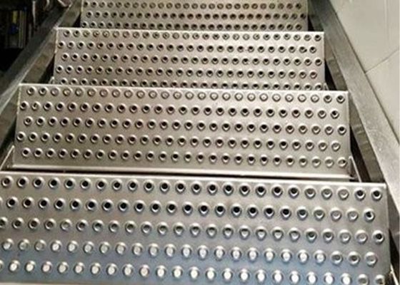 सुरक्षा सुनिश्चित करने के लिए छिद्रित स्किड विरोधी सीढ़ी
