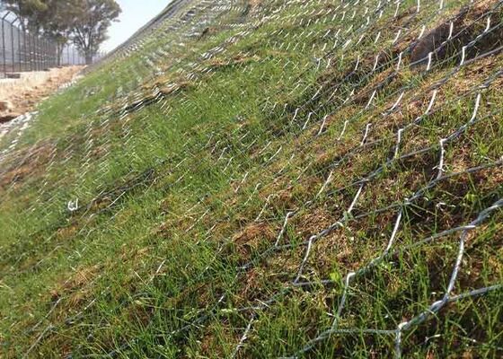 कठोर मौसम की स्थिति का सामना करने और दीर्घायु सुनिश्चित करने के लिए डिज़ाइन की गई टिकाऊ बाड़ के लिए जंग प्रतिरोधी गैल्वेनाइज्ड हेक्सागोनल वायर मेश