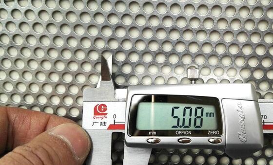 वाणिज्यिक भवनों में ध्वनिक पैनल और वायु निस्पंदन प्रणालियों के लिए आदर्श प्रेसिजन कट मेटल परफोरेटेड वायर स्क्रीन